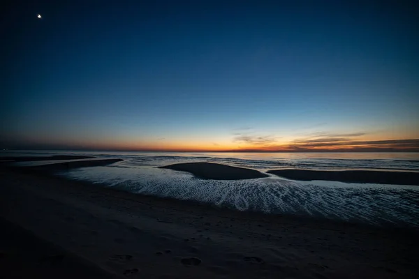 Pôr do sol colorido sobre o lago do mar com nuvens vermelhas escuras — Fotografia de Stock