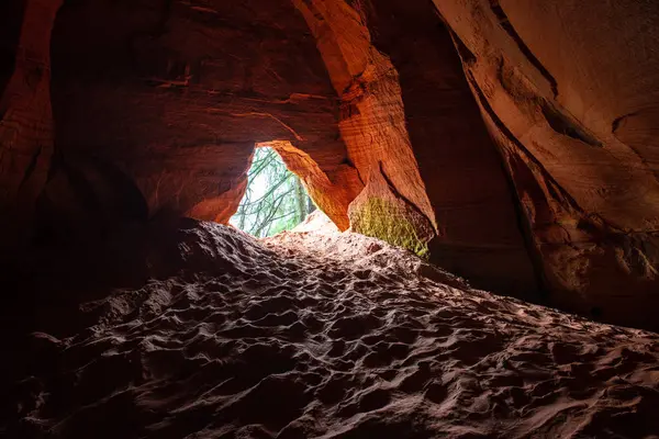 Пісковиковий вхід в печеру в темряві — стокове фото
