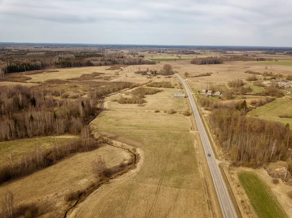 Flygvy över landsbygdsområden och vägar under våren — Stockfoto