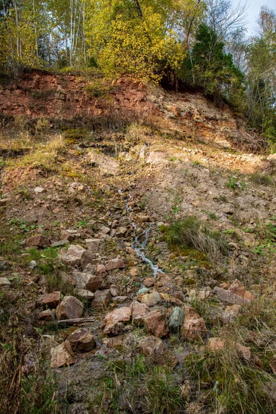 Пісковикові скелі з водоспадом біля річки — стокове фото