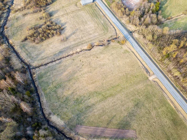 Vista aérea de caminos de campo y pequeño pueblo con casas y l — Foto de Stock