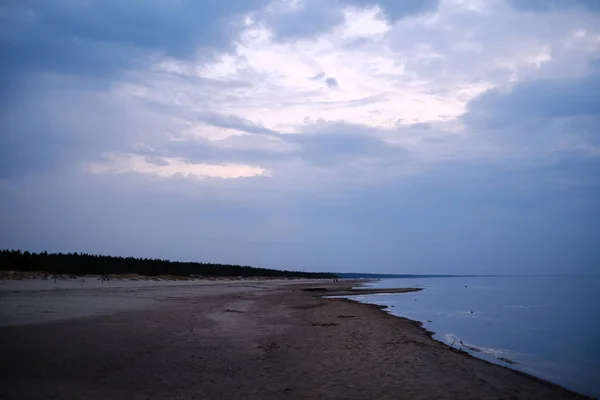 Klidná mořská pláž na pobřeží Baltského moře s modrými mraky a já — Stock fotografie