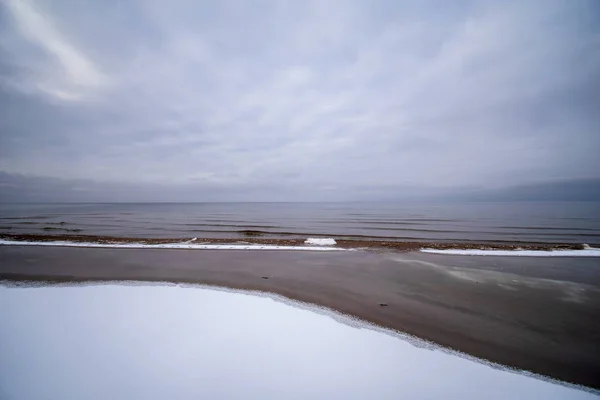 Παγωμένη θάλασσα παραλία με χιόνι και κατεψυγμένα δέντρα — Φωτογραφία Αρχείου