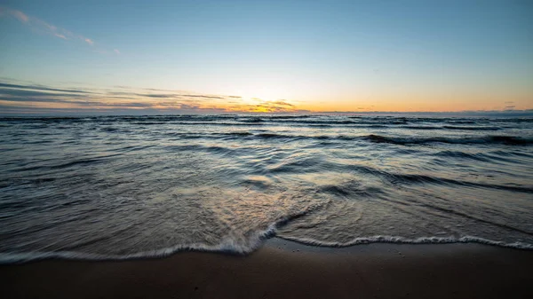 Tramonto colorato sul lago di mare con nuvole rosso scuro — Foto Stock