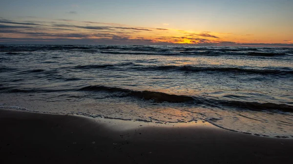 Pôr do sol colorido sobre o lago do mar com nuvens vermelhas escuras — Fotografia de Stock