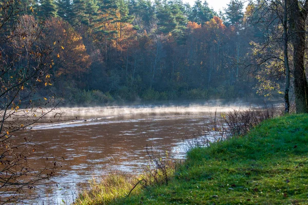 Morning mist on calm water on countryside river in autumn — Stock Photo, Image