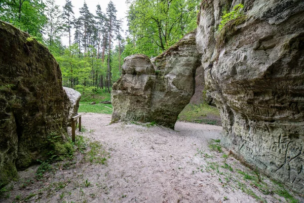 Entrada cueva de arenisca en oscuridad —  Fotos de Stock