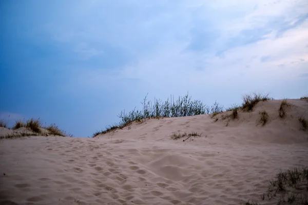 Calma praia do mar na costa do mar Báltico com nuvens azuis e l — Fotografia de Stock