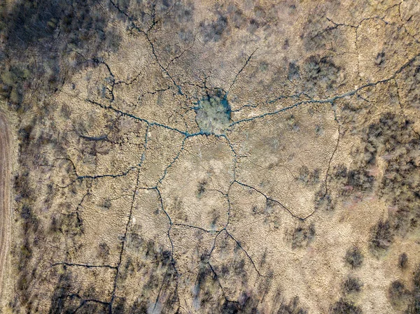 Luchtfoto van kleine land rivier bed golvend in het voorjaar in co — Stockfoto