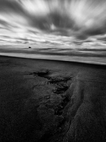 Praia do mar com areia e água em dia ensolarado — Fotografia de Stock