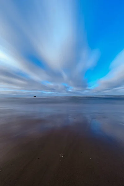 Güneşli bir günde kum ve su ile deniz plajı — Stok fotoğraf