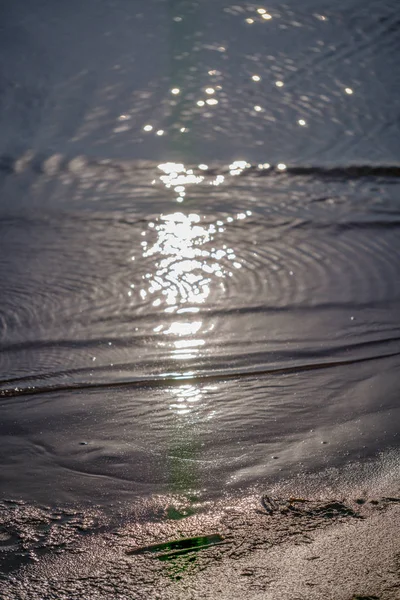 Plage de la mer avec du sable et de l'eau dans la journée ensoleillée — Photo