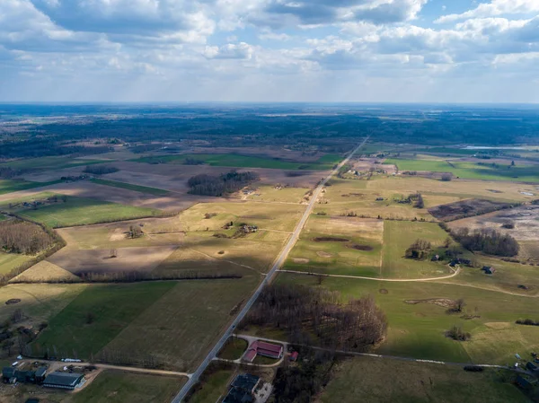 Letecký pohled na pozemní cesty a malou vesnici s domy a já — Stock fotografie