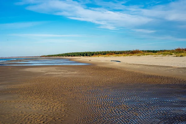Порожні дюни біля моря на початку весни — стокове фото
