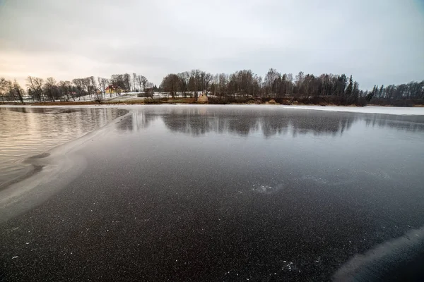 Nästan fryst flod på vintern — Stockfoto