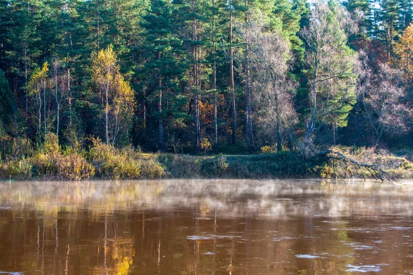 Morning mist on calm water on countryside river in autumn — Stock Photo, Image