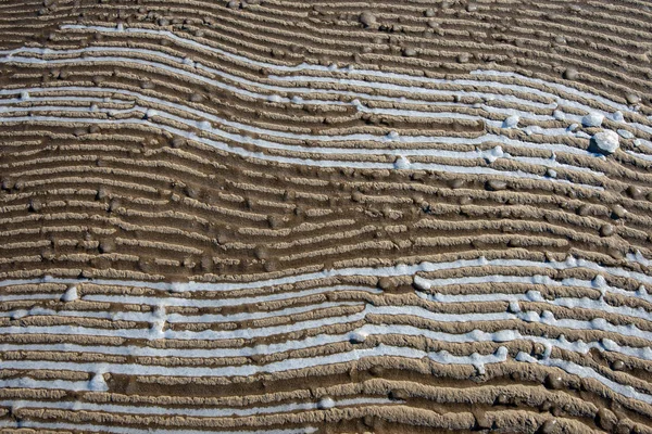 Gefrorene Sandstrukturen im Winter am Meeresstrand — Stockfoto