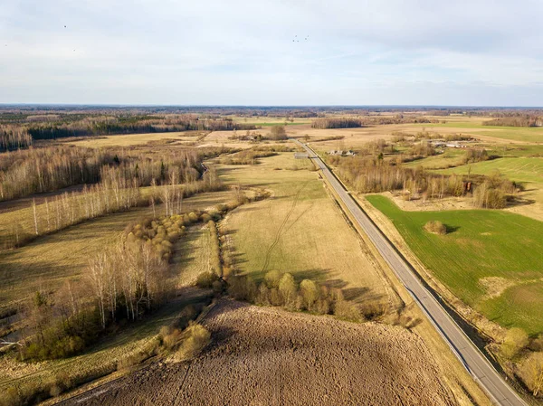 Flygbild av landsvägar och liten by med hus och l — Stockfoto