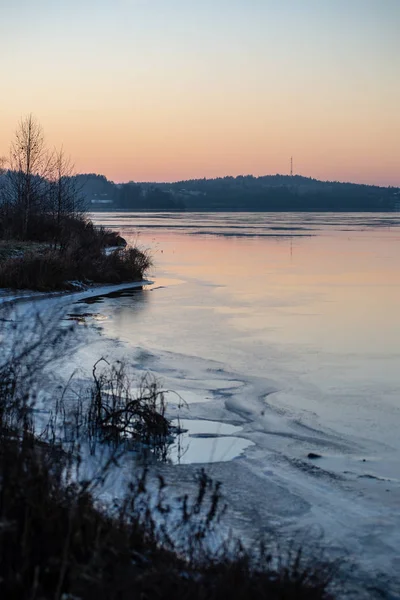 Río casi congelado en invierno — Foto de Stock