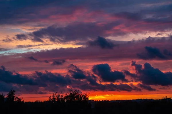 Barevný západ slunce nad mořským jezerem s tmavě červenými mraky — Stock fotografie