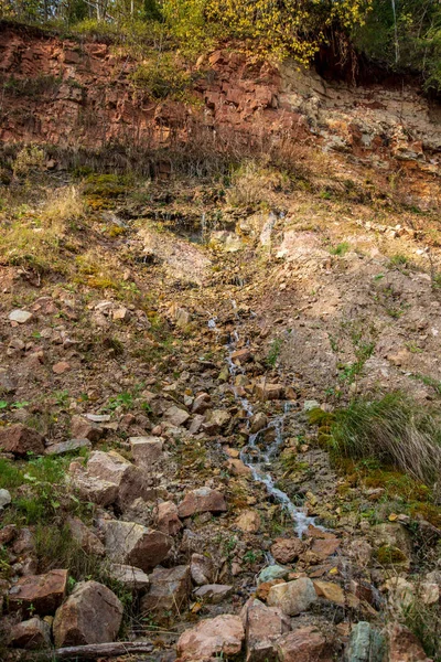 Пісковикові скелі з водоспадом біля річки — стокове фото