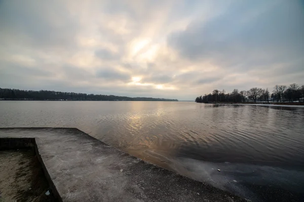 Fiume quasi ghiacciato in inverno — Foto Stock