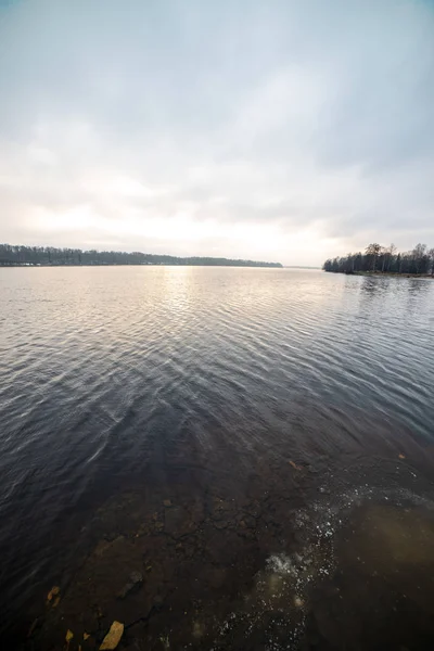 Río casi congelado en invierno — Foto de Stock