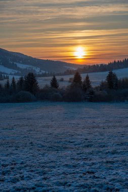 önünde karla kaplı alanları ile dağlarda kışın güzel gündoğumu