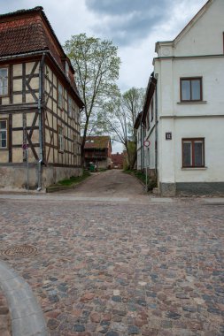 Kuldiga, Letonya eski şehir merkezinin mimari detayları bina. yaz saati