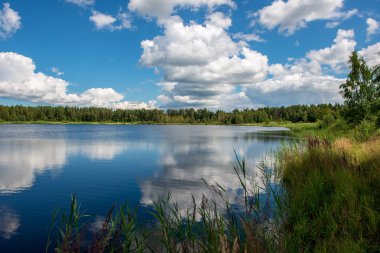 kıyılarda çiçek çayırları ve sakin su ile yaz aylarında ülke gölü