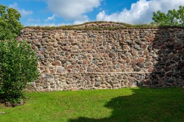 altında yeşil çim ile güzel antik taş tuğla duvar