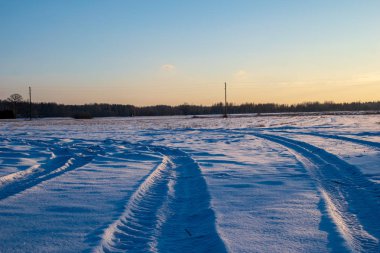 kışın karla kaplı tarla lar ve ormanlar. boş kırsal manzara