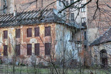 Riga şehir merkezinde eski terk edilmiş binaların mimari detayları. Letonya.
