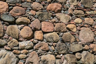 altında yeşil çim ile güzel antik taş tuğla duvar