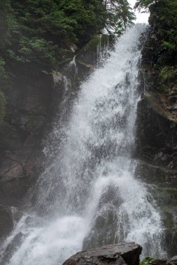 ilkbaharda büyük rohache şelale. slovakya parkurları