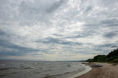 düşük gelgit ile yaz aylarında kayalar ve çim ile boş deniz plajı. Baltık denizi, Letonya kıyısı