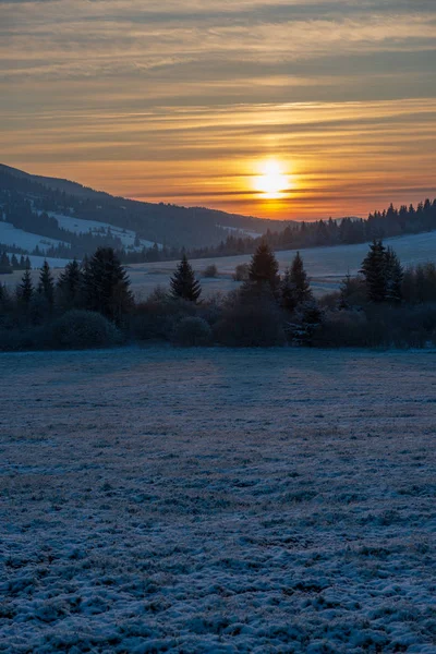 Gyönyörű Napkelte Télen Hegyekben Hóval Borított Mezők Előtt — Stock Fotó