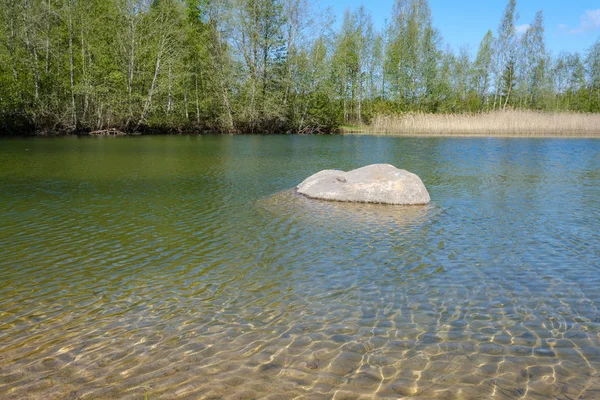 Lac Eau Transparent Clair Avec Fond Sable Grande Roche Milieu — Photo