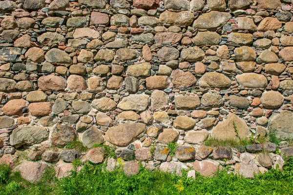 Altında Yeşil Çim Ile Güzel Antik Taş Tuğla Duvar — Stok fotoğraf