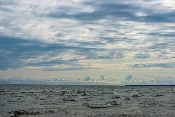 Пустой Морской Пляж Камнями Травой Летом Отливом Балтийское Море Латвия — стоковое фото