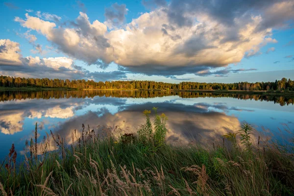 Prachtige Zonsondergang Aan Het Meer Met Groen Gras Weide Witte — Stockfoto