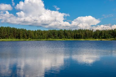 kıyılarda çiçek çayırları ve sakin su ile yaz aylarında ülke gölü