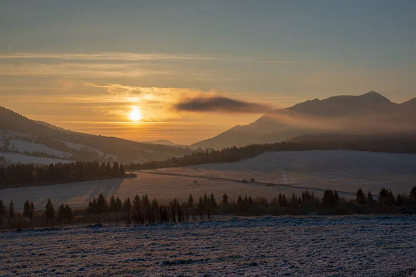 Piękne Wschody Zimą Górach Pokrytymi Śniegiem Polami Przodu — Zdjęcie stockowe