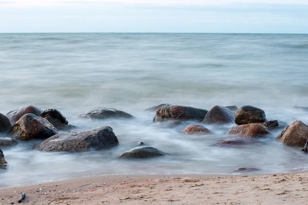 Κενή Παραλία Βράχια Και Γρασίδι Καλοκαίρι Χαμηλή Παλίρροια Βαλτική Θάλασσα — Φωτογραφία Αρχείου
