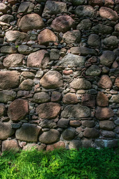 Altında Yeşil Çim Ile Güzel Antik Taş Tuğla Duvar — Stok fotoğraf