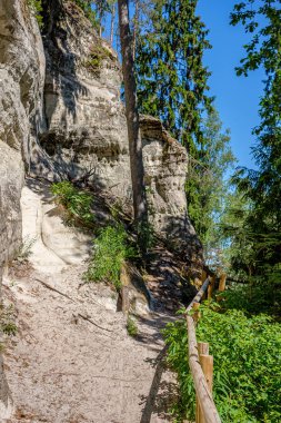 ormanda nehir kıyısında doğal kum taş kayalıklar