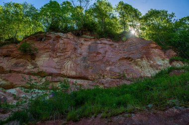 ormanda nehir kıyısında doğal kum taş kayalıklar