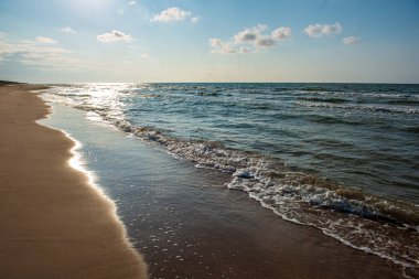 fırtınalı havalarda göl veya deniz plajı