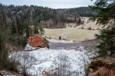 ormanda nehir kıyısında doğal kum taş kayalıklar