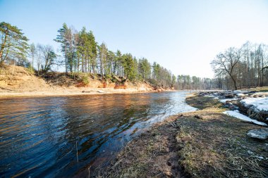 ormanda nehir kıyısında doğal kum taş kayalıklar
